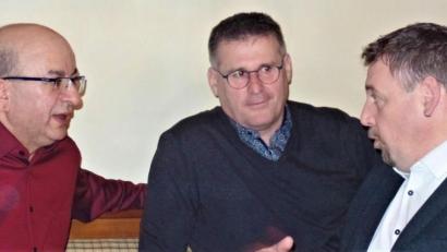 Bild: jml
Abstimmung der Meinungen ist lebensnotwendig. Die SPD-Bürgermeisterkandidaten Mehmet Begen aus Kohlberg (von links), Rainer Vater aus Weiherhammer und Kreisvorsitzender Markus Ludwig aus Störnstein beraten sich in Röthenbach. Alle drei empfehlen sich auch als Kreistagskandidaten.