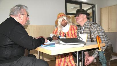 Bild: Josef Böhm
Große Heiterkeit verbreitete das Vorgespräch zur standesamtlichen Trauung mit Ruhestandspfarrer Max Stigler, Kaplan William Akkala und Pastoralreferent Andreas Hartung (von links).