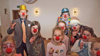Bild: sön
Viel Spaß haben die Kinder mit Hans Ram (mit Zylinder) als Clown.