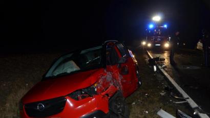 Bild: dob
Der Opel des entgegenkommenden Ambergers blieb total beschädigt im Straßengraben liegen. Der Mann zog sich leichtere Verletzungen zu.
