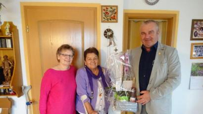 Bild: ral
Bürgermeister Josef Deichl gratuliert Inge Müller (Bildmitte) zum 80. Geburtstag
