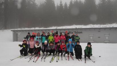 Bild: ws
Gut ausgestattet ist die Grundschule Plößberg mit Langlaufausrüstung. Nach dem Schneefall in der vergangenen Woche wurde deshalb kurzfristig der Skikurs für die vierten Klassen der Grundschule auf der Silberhütte angesetzt.