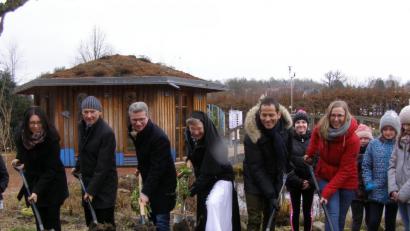 Bild: pz
Mit einem symbolischen Spatenstich im Naturerlebnisgarten gestartet wurde das neue Wahlfach "Perlentaucher 2.0", bei dem das Wissen um die Traditionelle Europäische Klosterheilkunde im Vordergrund steht. Von links Rektorin Kerstin Reiter, Zweiter Bürgermeister Karlheinz Hoyer, Minister Bernd Sibler, Äbtissin Laetitia Fech, MdB Albert Rupprecht sowie Johanna Härtl (Leiterin Umweltstation) zusammen mit einigen "Perlentaucher"-Schülerinnen.