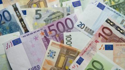 Archivbild: Daniel Reinhardt/dpa
Das Geld sitzt bei vielen Menschen in Bayern nicht so locker wie auf diesem Bild.