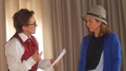 Bild: mez
Einen schweren Stand hatte Quizmasterin Claudia Porst und mit ihrer Kandidatin Christine König (von links).