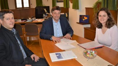 Bild: rgr
Lorenz Kraus, Geschäftsführer der Stadt Grafenwöhr), Bürgermeister und ILE-Sprecher Edgar Knobloch sowie Regionalmanagerin Annika Schreier (von links) freuen sich über die ILE-Förderung.