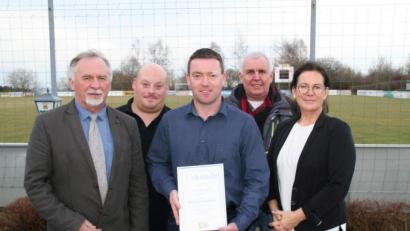 Bild: fpoz
Andreas Eckstein (Mitte) und Peter Schlicht (Zweiter von rechts) ehrte der SV Poppenreuth für 25 Jahre Treue zum Sportverein. Uwe Wopperer (Zweiter von links) wurde für seine vielfältige Mitarbeit und sein ehrenamtliches Engagement ausgezeichnet. Den Geehrten gratulierten Vorsitzender Heribert Pickert (links) und Bürgermeisterin Friederike Sonnemann.