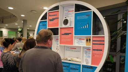 Bild: Klinikum/Dietl/exb
Zentrales Element der Ausstellung: Ein überdimensionales Regal in Kopfform. In den einzelnen Regalfächern werden verschiedene Aspekte des Themas Demenz beleuchtet.