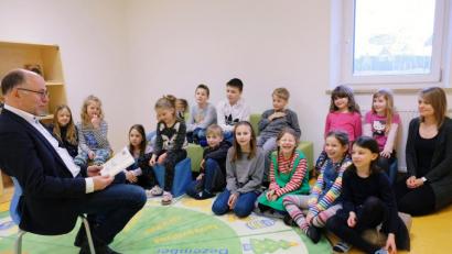 Bild: do
Ein Leben ohne Bücher ist wie eine Kindheit ohne Märchen, sagt Albert Nickl. Im Wissen um den Bildungswert des Lesens besucht der Schulverbandsvorsitzende die offene Ganztagsschule und liest spannende Geschichten vor.