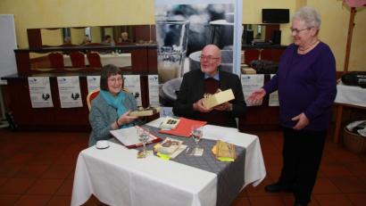 Bild: wro
Jean Ritzke-Rutherford und Karl-Ludwig Ritzke waren zu Gast im Literarischen Café, um über Johannes Urzidil zu erzählen. Geschenke hatte Roswitha Budow (rechts) vorbereitet.