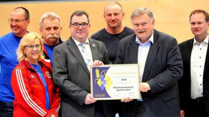 Bild: exb
Stefan Schmitt, Kreis-Ehrenamtsbeauftragter des Bayerischen Fußballverbandes, übergab die Goldene Raute mit Ähre an den TSV-Vorsitzenden Manfred Porsch Viert ud Sechster von links). Mit im Bild sind: (von links) Christian Müller, Zweite Vorsitzende Angela Kreutzer, Jürgen Höreth, Werner Knappe und Christian Porsch.
