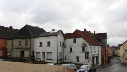Bild: bjp
Das Haus Reinwaldstraße 5 (links, grau) oder das "Rauch-Anwesen" Nummer 9 (unmittelbar hinter dem rechten weißen Gebäude) könnten sich manche Stadträte als Büchereidomizile am künftigen Stadtplatz vorstellen. Keine Zukunft dürften die beiden (weißen) Gebäude des Anwesens Nummer sieben haben: Sie sollen entweder einem Neubau oder einer platzerweiternden Freifläche weichen.
