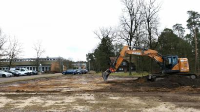 Bild: Hirsch
Die Arbeiten für das neue Kompetenzzentrum auf dem Gelände der Handwerkskammer in Schwandorf-Charlottenhof haben begonnen.