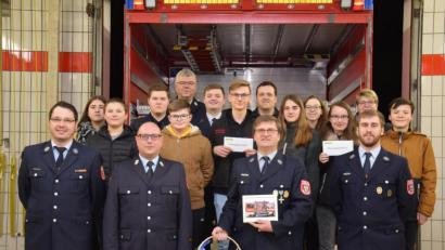 Bild: fla
Das neue Jugendgremium der Waldthurner Feuerwehr mit Jugendsprecher Lukas Kleber (zweite Reihe, Vierter von rechts, mit Gutschein), seiner Stellvertreterin Bianka Käs (rechts daneben), Kassier Niklas Bergler (zweite Reihe, links) und Schriftführer Jonas Sollfrank (zweite Reihe, Zweiter von links). Mit einem kleinen Geschenk wird Jugendwart Josef Pflaum senior (vorne, Zweiter von rechts) verabschiedet.