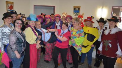 Bild: jr
Strahlende Augen der Mitterteicher Närrinnen. Gerade haben sie Bürgermeister Roland Grillmeier auf den Arm genommen und Faschingsprinzessin Susanne II. entledigt den Rathauschef mit einer Schere seiner Krawatte. Da war der Jubel bei den Damen groß. Mit dabei Herma Laumer (links neben dem Bürgermeister), die beim Weißwurstessen sich mit einem Gedicht vom Bürgermeister verabschiedete. Achtzehnmal stand der Bürgermeister den Närrinnen in der Faschingszeit zur Verfügung.