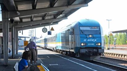 Bild: Gabi Schönberger
Ist die Bahnstrecke RegensburgHof erst einmal elektrifiziert, können mehr Züge fahren, sagt Pro-Bahn-Experte Lukas Iffländer.
