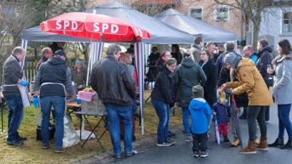 Bild: nm
Es machte Spaß, mit den Menschen in lockerer Atmosphäre ins Gespräch zu kommen. Zahlreiche Interessenten nutzten an drei Stationen die Gelegenheit, sich mit den SPD-Kandidaten zu unterhalten und eigene Meinungen oder Wünsche vorzutragen.