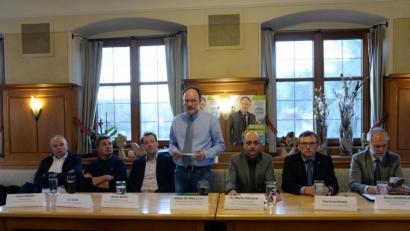 Bild: Andreas Brückmann
Moderiert wurde das Forum von Rainer M. Weis (stehend), dem Vorsitzenden des Gesundheits- und Pflegepolitischen Arbeitskreises (GPA) der CSU Amberg-Sulzbach. Einige Diskussionsteilnehmer saßen nicht auf dem Podium, sondern in der ersten Reihe.