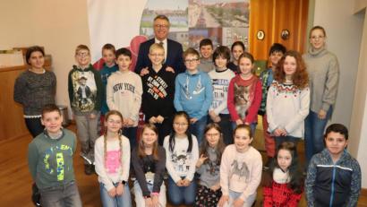 Bild: exb/Stadt Tirschenreuth / M. Streich
Bürgermeister Franz Stahl (hinten, Mitte.) mit Klassenleiterin Laura Bäumler (hinten, rechts) und der Klasse 4c im Foyer des Rathauses.