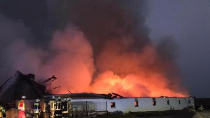 Bild: Feuerwehr Haselbach
Vollbrand, Totalschaden, 133 Tiere tot. So liest sich die Bilanz des Feuers in Ipflheim.