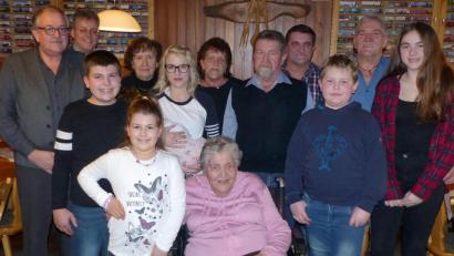 Bild: lgc
Vier Kinder, eine Enkeltochter und die fünf Urenkel der Jubilarin nehmen Agnes Müller an ihrem 90. Geburtstag in ihre Mitte. Zu den Gratulanten zählen auch (hinten, von links) Bürgermeister Gerhard Löckler, Pater Adrian Kugler und Annemarie Prüschenk-Wiesnet.