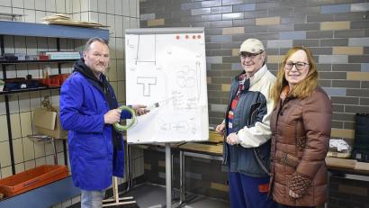 Bild: Karl Schwemmer
Kräfte des örtlichen Klima- und Repair-Café-Teams: Dieter Wittmann, Siegfried Neukam und Helga Wittmann-Trenz bei den Vorbereitungen im bereits eingerichteten Raum der Schnupperwerkstatt.