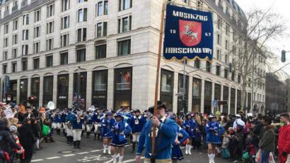 Bild: u
Zum 43. Mal ist der Hirschauer Musikzug beim Düsseldorfer Rosenmontagszug mit dabei, bei dem rund eine Million Jecken die Straßen säumen werden. Düsseldorf-Veteran Werner Stein ist zum 42. Mal mit von der Partie, dieses Mal wieder in der Rolle des Standartenträgers.