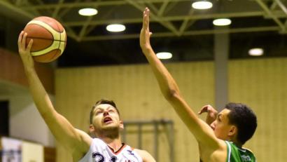 Bild: A. Schwarzmeier
Johannes Klughardt (links) und die Regionalliga-Basketballer der DJK Neustadt sind beim Schlusslicht in Jena klarer Favorit.