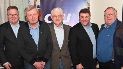 Bild: gf
Oberbürgermeister Michael Cerny (links) und der Raigeringer Ortsvorsitzende Daniel Müller (Zweiter von rechts) ehrten (weiter von links) Martin Bauer, Peter Meier und Anton Donhauser für ihre Treue zur CSU.