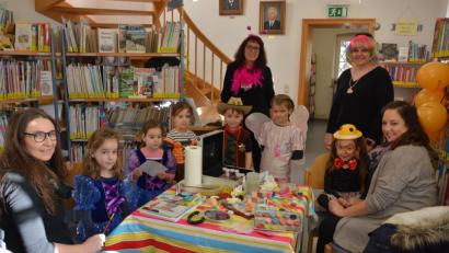 Bild: jr
Lustige Geschichten und Kinderschminken standen bei einer Faschingsvorlesestunde in der Stadtbücherei Mitterteich auf dem Programm.
