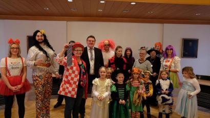 Bild: Stefanie Gradl
Die Kindergartenleiterin Monika Mrosek (Dritte von links) hält stolz die Krawatte des Bürgermeisters in die Kamera.