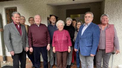 Bild: Eichl
Der AWO-Ortsverein hat mehrere Mitglieder für jahrzehntelange Treue geehrt, darunter die beiden Altbürgermeister Boris Damzog (Zweiter von rechts) und Konrad Kraus (Vierter von links), die der AWO seit 40 und 35 Jahren die Treue halten.