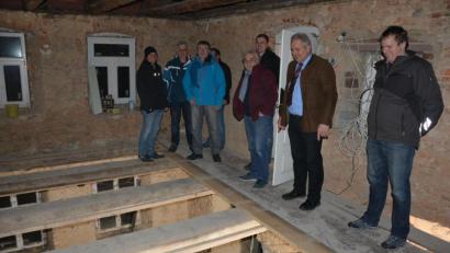 Bild: jr
Die Mitglieder des Leonberger Gemeinderats und Bürgermeister Johann Burger (Zweiter von rechts) informierten sich über den Stand der Bauarbeiten im Imkerhaus. Erläuterungen dazu gab Planer und Bauleiter Hans Günthner (Vierter von rechts).