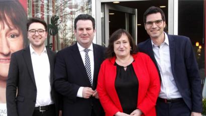 Bild: Hirsch
Michael Hitzek, Marianne Schieder und Peter Wein (von rechts) hießen Bundesminister Hubertus Heil (Zweiter von links) in Burglengenfeld willkommen.