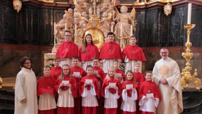 Bild: exb
Stadtpfarrer Thomas Vogl und Gemeindereferentin Gertrud Hankl mit den neuen Minis (mit Ausweisen) sowie (hintere Reihe, von links) den Gruppenleitern Nico Sommer, Sophie Schoefl, Peter Heindl und Benedikt Schmeller.