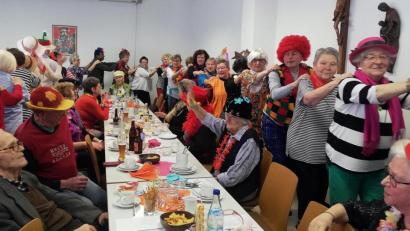 Bild: R. Kreuzer
Die Senioren zogen mit einer Polonaise durch den Saal beim Seniorenfasching in St. Elisabeth.