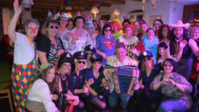 Bild: jr
Beim Weiberfasching im Mehrgenerationenhaus war Musiker Chris Bauer der Hahn im Korb - zumindest offiziell. Denn unter die feierwütigen Frauen hatten sich auch verkleidete Männer gemischt.