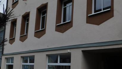 Bild: msh
Das ehemalige Kaufhaus Hild steht leer. Nun soll mit einer Vernissage wieder Leben einkehren. Bereits jetzt hängen einige Bilder von Künstler Thomas Buchmann im Schaufenster.