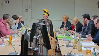 Bild: Hösamer
Schwandorfs Oberbürgermeister Andreas Feller leitet den Kulturausschuss des Stadtrates mit Narrenkappe.