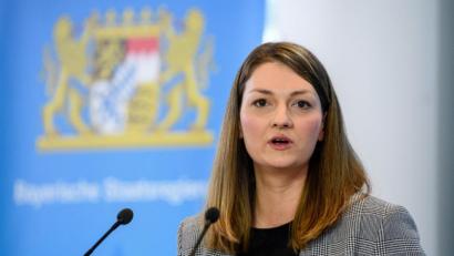 Bild: Matthias Balk/dpa
Die bayerische Digitalministerin Judith Gerlach (CSU) wirbt für die neue Hotline des Landeskriminalamtes, als Anlaufpunkt bei Internetkriminalität.