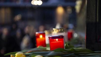 Bild: Dorothee Barth/dpa
Blumen und Kerzen erinnern an die Opfer von Harnau.