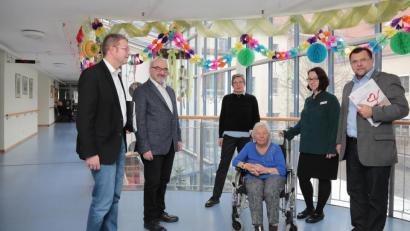 Bild: Wolfgang Steinbacher
Landratskandidat Martin Grötsch (Freie Wähler, links) und Professor Peter Bauer (rechts daneben) besuchten das Marienheim, wo sie mit Veronika Niklaus (Freie Wähler), Heimbeirats-Vorsitzender Hildegard Füger, Susanne Frey (Pflegedienstleiterin im Marienheim) und Caritasverbands-Vorsitzendem Günter Koller (rechts) ausführlich über das Thema Pflege sprachen.