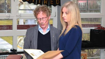 Bild: JOCHEN NEUMANN 
ERBENDORF
Rektorin Sabine Graser überreichte an Studienrat Bernhard Reis ganz offiziell die Urkunde über seine Versetzung in den Ruhestand.