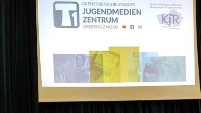 Bild: jzk
Philipp Reich und Knut Müller (von links) informierten die Schülereltern über das Medienprojekt an der Realschule Kemnath.