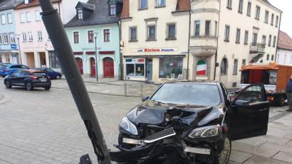 Bild: ws
An einem Laternenmasten endet die Fahrt eines 84-Jährigen am Freitagvormittag. Zu Schaden kam zum Glück niemand, allerdings summierte sich der „Blechschaden“ auf fast 30 000 Euro.
