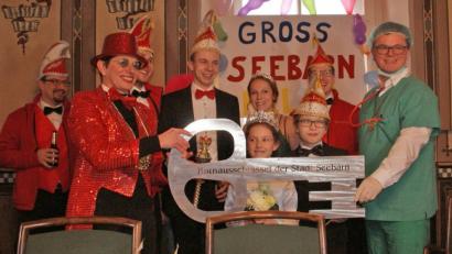 Bild: agr
Völlig reibungslos verlief die Schlüsselübergabe an die Faschingsbürgermeisterin Margit Reichl durch amtierenden Bürgermeister Martin Birner. Das Seebarner Faschingskomitee schaute da schon genau zu.