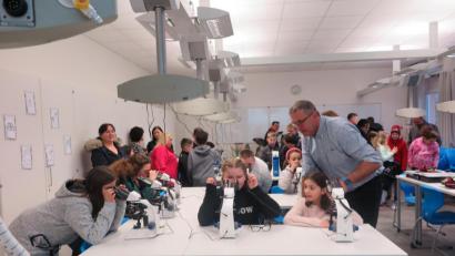 Bild: jzk
Erstaunliche Dinge konnten die Schüler unter den Mikroskops bei Lehrer Thomas Seitz betrachten.