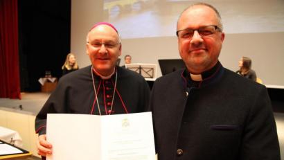 Bild: ld
Nach einem Gottesdienst zum siebten Jahr der Bischofsweihe zeichnete Bischof Rudolf Voderholzer verdiente Priester und Laien aus. Der aus Brand stammende Pfarrer Holger Kruschina wurde zum Bischöflich Geistlichen Rat ernannt.