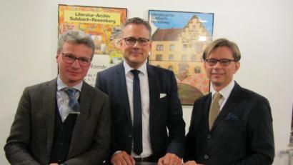 Staatsminister Bernd Sibler, Heribert Tommek (Literaturarchiv Sulzbach-Rosenberg e.V.) und Martin Krafl ((Tschechisches Literaturzentrum, von links) brachten die bayerisch-tschechische Kooperation auf den Weg.