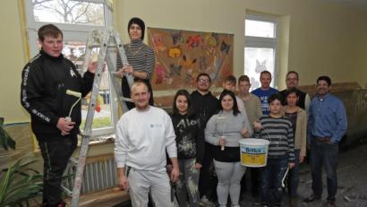 Bild: Dobmeier
Die Praxisklasse der Pestalozzi-Mittelschule griff zu Farbe, Rolle und Pinsel und renovierte die Gänge der alten Hans-Sauerschule, zur Freude der Projektbeteiligten.
